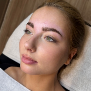 After foto van wenkbrauw lamination behandeling bij Goldn Soul Beauty & Care met natuurlijke wenkbrauwen na styling.