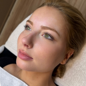 Before foto van wenkbrauw lamination behandeling bij Goldn Soul Beauty & Care met natuurlijke wenkbrauwen vóór styling.