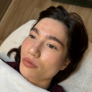 before-wenkbrauw-shaping-pigmenteren-goldn-soul-beauty-care-effect Before wenkbrauw shaping met waxen, epileren en pigmenteren bij Goldn Soul Beauty & Care voor perfect gevormde en natuurlijk gekleurde wenkbrauwen.