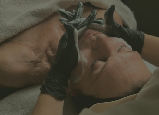 diep-reinigende-gezichtsbehandeling-goldn-soul-beauty-care Diep reinigende gezichtsbehandeling bij Goldn Soul Beauty & Care met peeling, pH-herstel en bindweefselmassage voor huidverjonging.